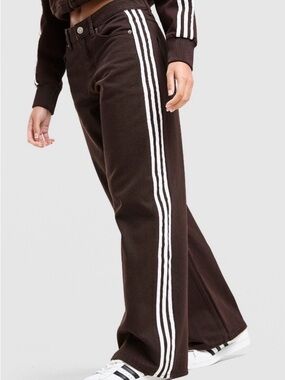 🌺Like new Adidas wide leg Brown Track jeans with White Side Stripes🌺